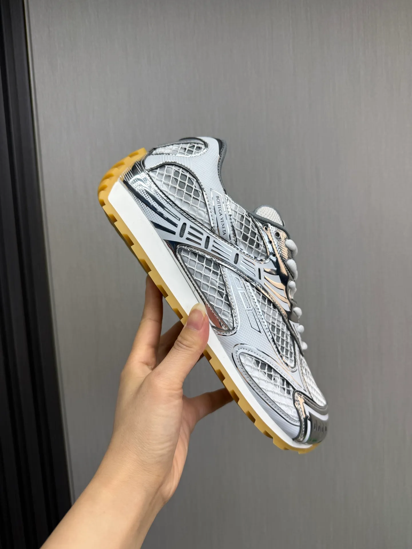 Men's men's shoes 💰620💰 BV top version 𝘽𝙊𝙏𝙏𝙀𝙂𝘼 𝙑𝙀𝙉𝙀𝙏𝘼 Orbit sneakers Wang Yibo same style couple style dad shoes 🩷💚 Runner sneakers, made of lightweight technical mesh fabric. Features a geometric patterned rubber outsole. Pay attention to the package craftsmanship ❕ High version shipping ❗️ Very nice, durable to play with and durable to make ✔️ Standard version 💯💯 The outsole is made of color-blocked TPU outsole. Women’s model 35-41 (40 41 customized) Men’s model 39-46 (45.46 customized) Equipped with original packaging